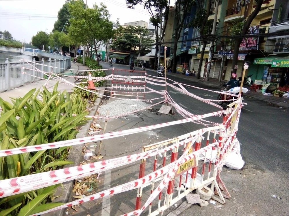 Vị trí lún sụp đã xuất hiện từ tháng 4-2016. Ảnh: K.B