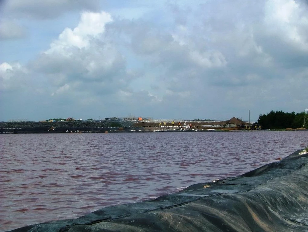 VWS đề xuất trả lại 2.000 tấn rác, do áp lực dư luận và lượng nước rỉ rác tăng nhiều do mưa. Ảnh: K.B