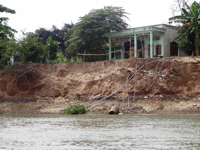 Nhà cửa tan hoang bên dòng sông mỏ cát ảnh 4