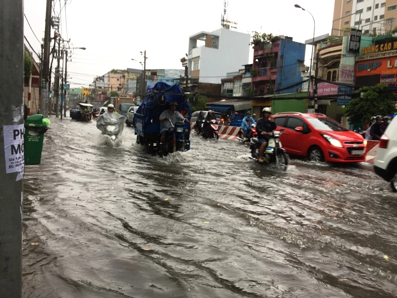 Dân Sài Gòn phải chịu nắng nóng tới hết tháng 5 ảnh 1