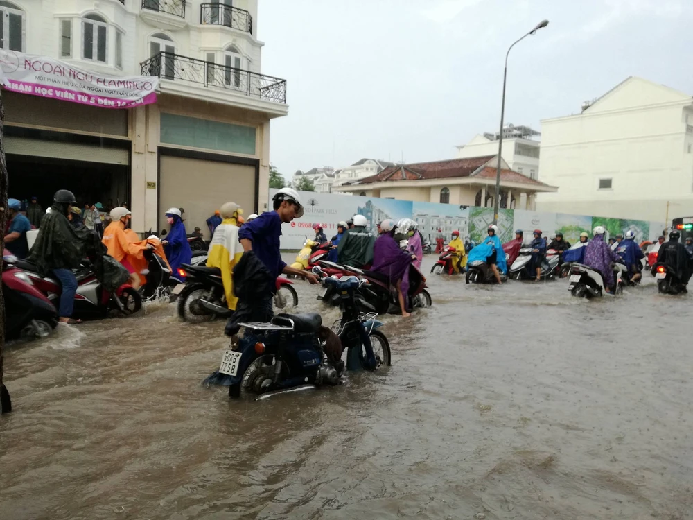 Sài Gòn lại mưa xối xả, có nơi ngập gần 1 m ảnh 2