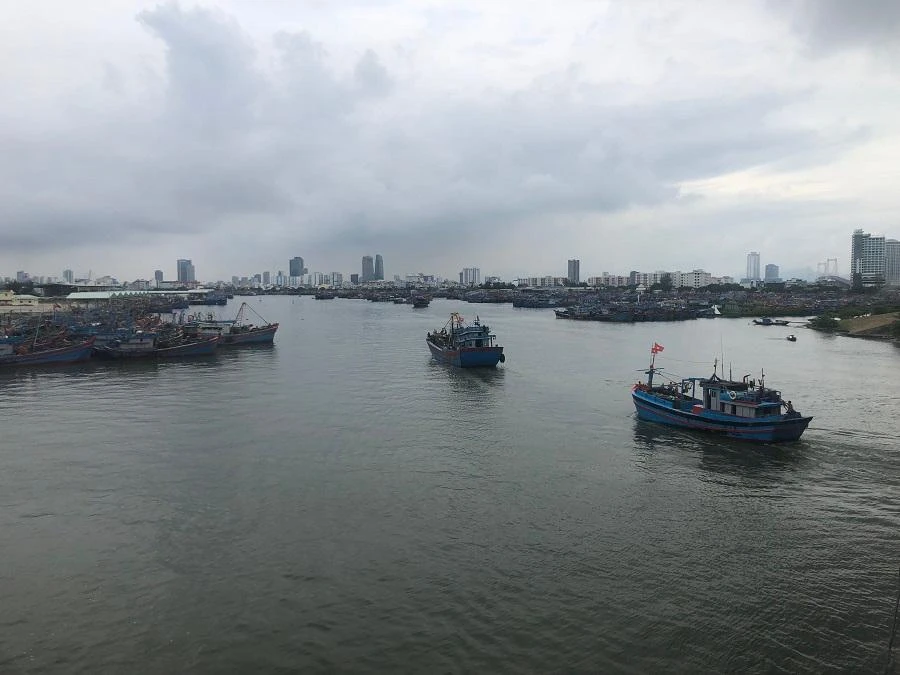 Tàu cá vào neo đậu trú bão tại Âu thuyền và Cảng cá Thọ Quang-Ảnh: NGÔ QUANG