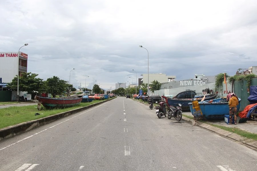 Hầu hết các ghe, thúng của người dân được đưa lên bờ trong sáng 25-9. Ảnh: NGÔ QUANG