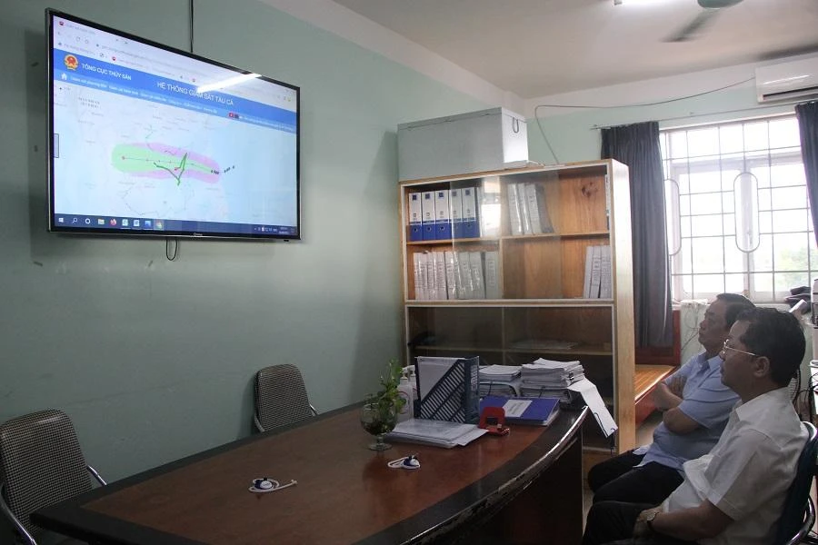 Bộ Trưởng Bộ NN&amp;PTNT Lê Minh Hoan kiểm tra hành trình các tàu cá còn ngoài khơi. Ảnh: NGÔ QUANG