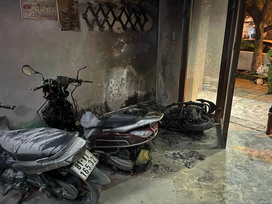 Vụ cháy thiêu rụi hoàn toàn hai xe máy. Ảnh: NGÔ QUANG