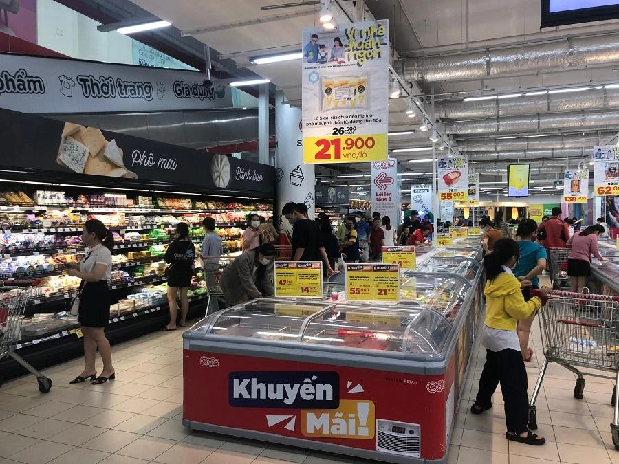 Lượng hàng hoá tại các siêu thị dồi dào nên không xảy ra tình trạng tranh giành. Ảnh: NGÔ QUANG Lượng hàng hoá tại các siêu thị dồi dào nên không xảy ra tình trạng tranh giành. Ảnh: NGÔ QUANG