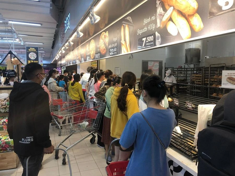 Mặt hàng bánh mỳ trong siêu thị được người dân tập trung mua nhiều nhất. Ảnh: NGÔ QUANG Mặt hàng bánh mỳ trong siêu thị được người dân tập trung mua nhiều nhất. Ảnh: NGÔ QUANG