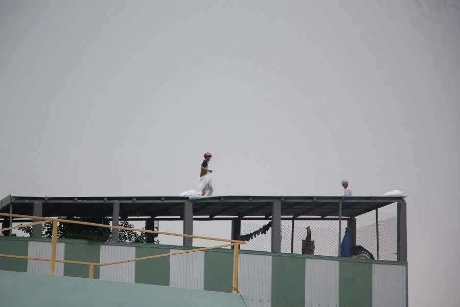 Người dân gia cố trên nóc nhà. Ảnh: NGÔ QUANG Người dân gia cố trên nóc nhà. Ảnh: NGÔ QUANG