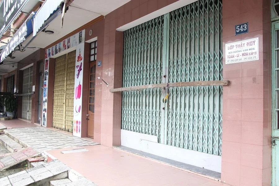 Còn các nhà mặt phố cũng chằng chống phía trước cửa nhà để không bị gió cuốn sập cửa. Ảnh: NGÔ QUANG Còn các nhà mặt phố cũng chằng chống phía trước cửa nhà để không bị gió cuốn sập cửa. Ảnh: NGÔ QUANG