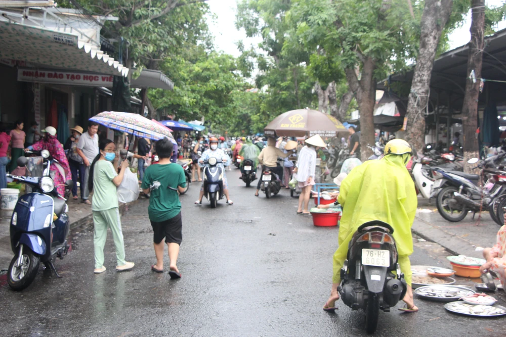 Người dân ở Đà Nẵng đi chợ mua lương thực, thực phẩm dữ trữ. Ảnh: NGÔ QUANG