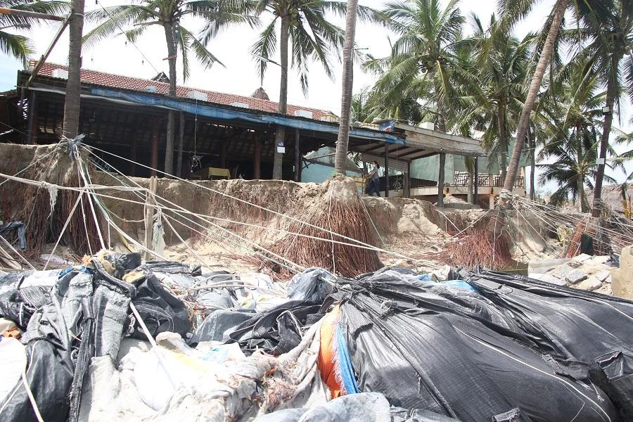 Trước sức công phá dữ dội của sóng to gió lớn trong đêm bão Noru đổ bộ, đoạn kè vừa được gia cố đã bị quật tan nát. Ảnh: NGÔ QUANG