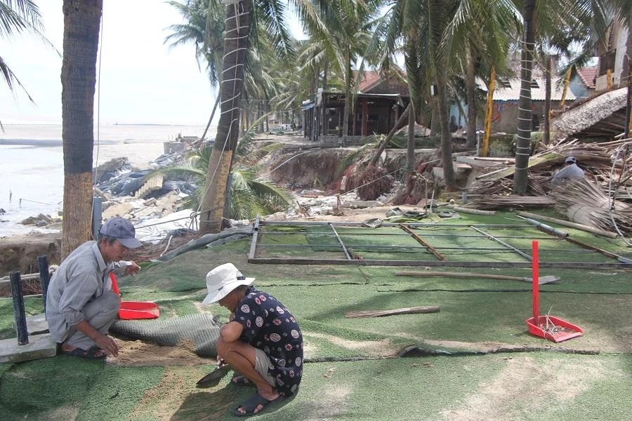 Người dân đang tranh thủ sửa, gia cố lại sau bão số 4. Ảnh: NGÔ QUANG