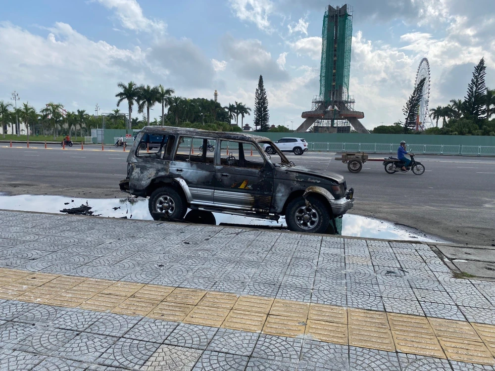 Chiếc xe hoàn toàn cháy rụi-Ảnh: NGÔ QUANG