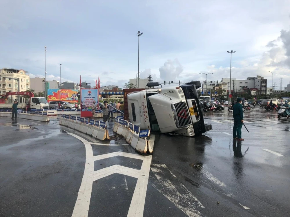 Hiện trường xe container lật ngửa. Ảnh: NGÔ QUANG