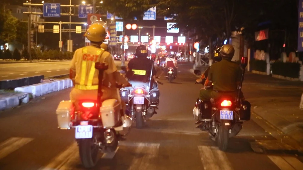 Lực lượng 911 tuần tra trên đường. Ảnh: NGÔ QUANG