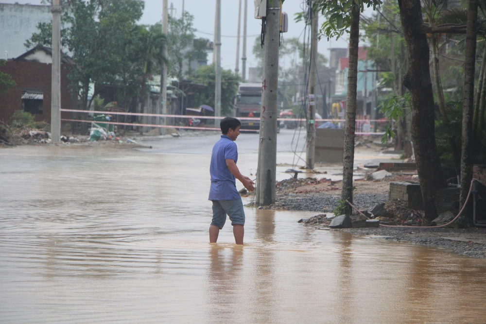 Đường ĐT 601 đoạn ngập sâu sẽ được giăng dây để người dân hạn chế đi vào-Ảnh: NGÔ QUANG
