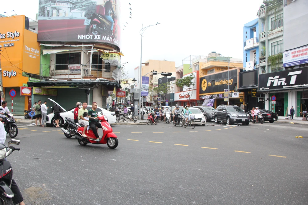 Nhiều xe nằm la liệt giữa đường đang chờ cứu hộ tới kéo đi-Ảnh: NGÔ QUANG