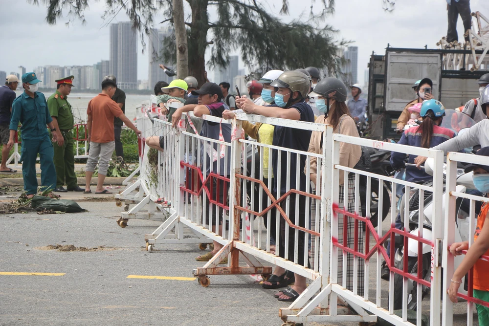 Rất đông người dân hiếu kì đến xem điểm sụt lún-Ảnh: NGÔ QUANG