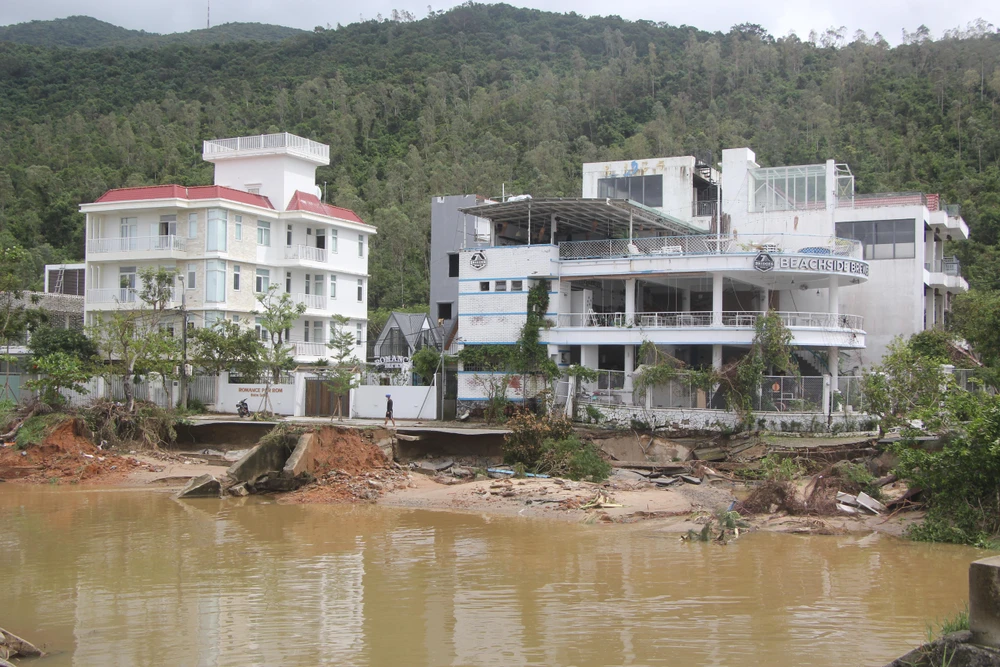 Một phần đường bên cạnh đường Hoàng Sa cũng bị sạt nghiêm trọng-Ảnh: NGÔ QUANG