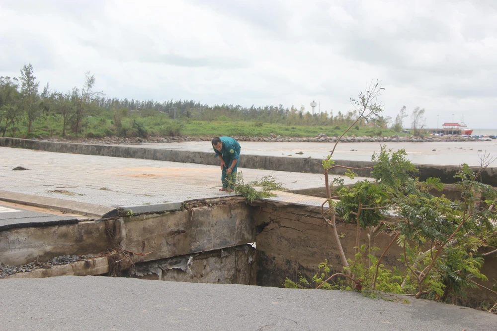 Lực lượng chức năng kiểm tra điểm sụt lún-Ảnh: NGÔ QUANG