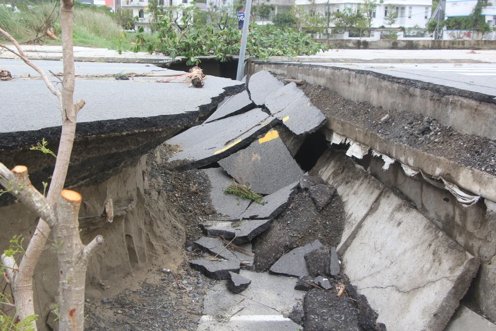 Nền đường nhựa sụt lún hoàn toàn-Ảnh: NGÔ QUANG