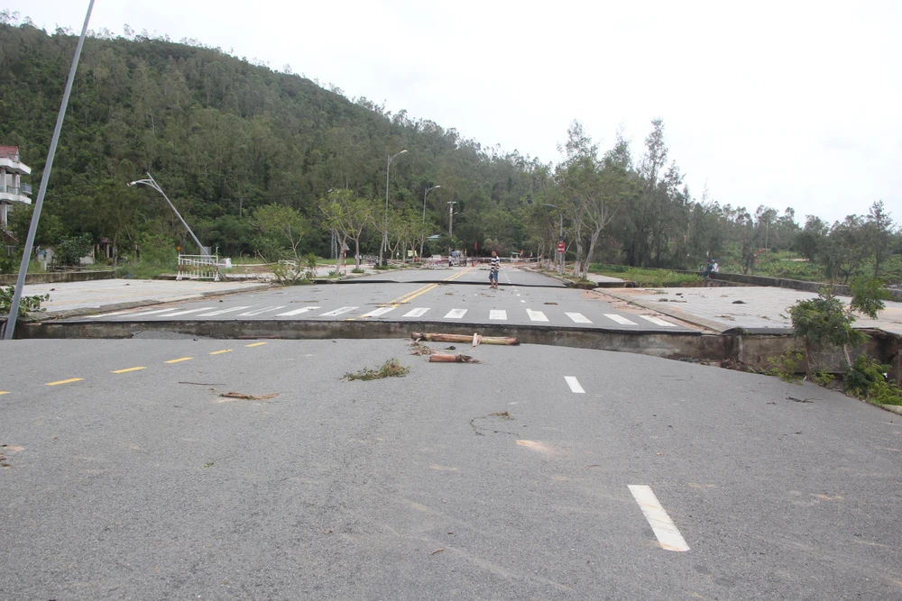 Hai vị trí sụt lún chia cắt hoàn toàn đường Hoàng Sa-Ảnh: NGÔ QUANG