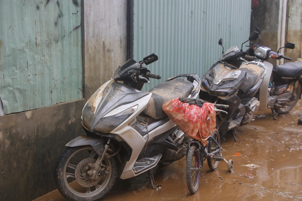 Xe máy người dân phủ đầy bùn đất. Ảnh: NGÔ QUANG
