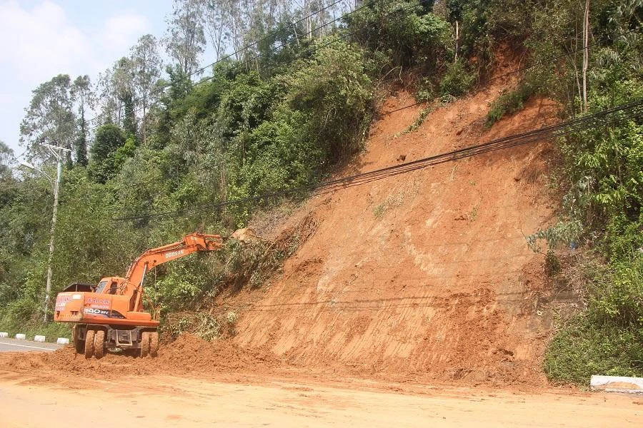 Đường lên bán đảo Sơn Trà vẫn đang khắc phục sau khi bị sạt lở nặng. Ảnh: NGÔ QUANG