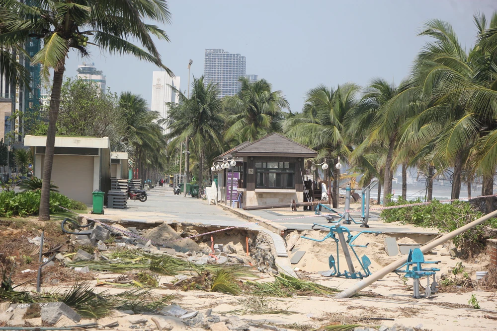 Một số đồ tập thể dục ngay bên bãi biển bị hư hại. Ảnh: NGÔ QUANG