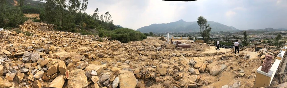 Toàn cảnh khu vực bị sạt lở nặng nhất tại Nghĩa trang Hoà Sơn. Ảnh: NGÔ QUANG