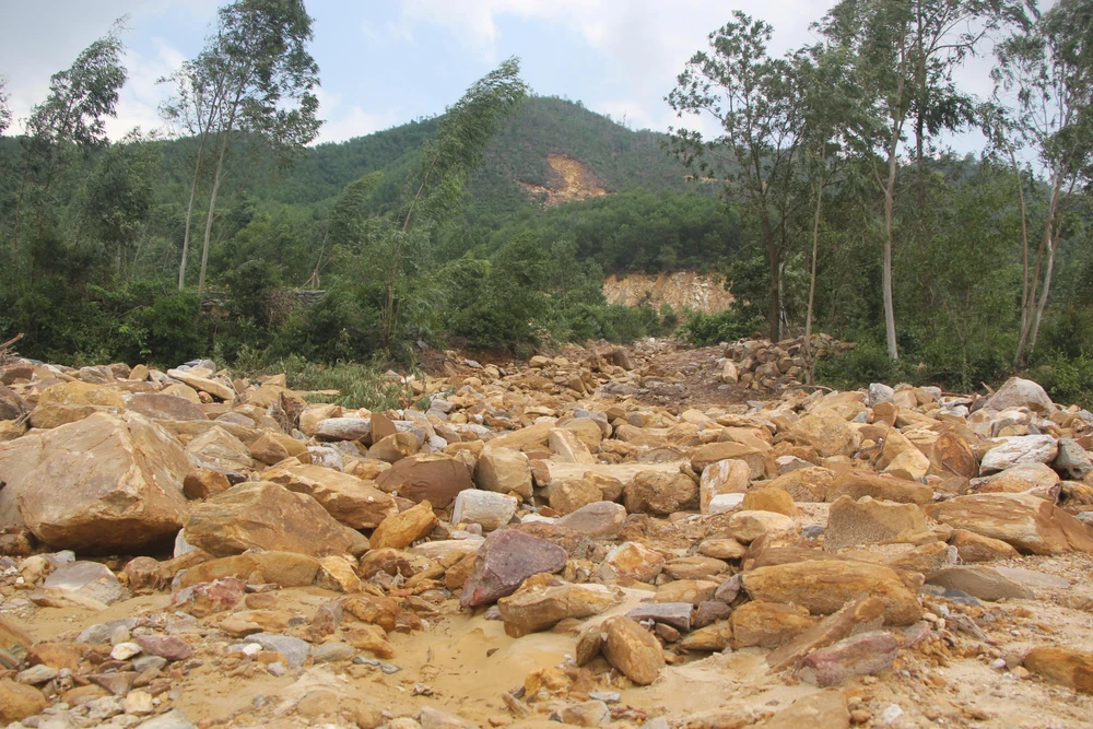 Khoảng 16 nghìn m3 đất đá sạt lở đổ xuống các Nghĩa trang Hoà Sơn. Ảnh: NGÔ QUANG