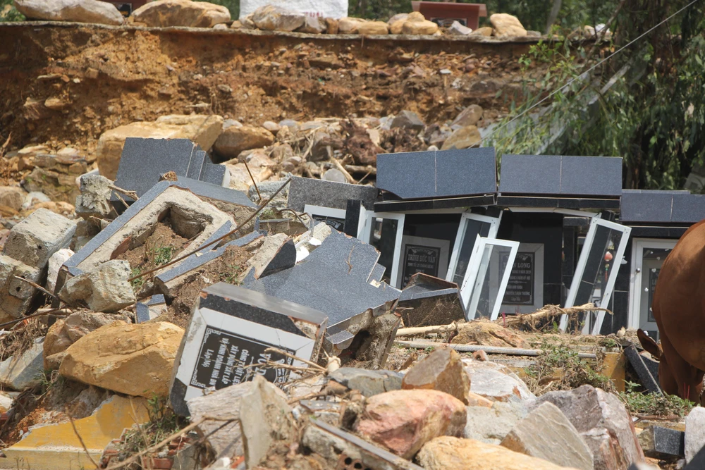 Các phần mộ bị hư hại nghiêm trọng. Ảnh: NGÔ QUANG