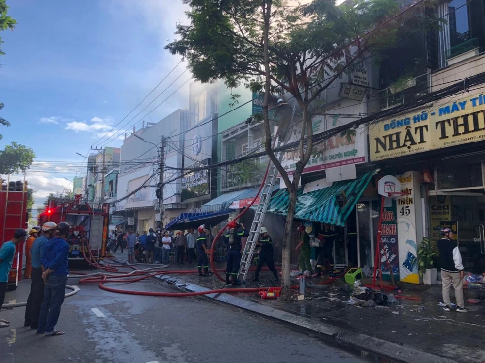 Lực lượng PCCC dùng thang tiếp cận với đám cháy. Ảnh: NGÔ QUANG