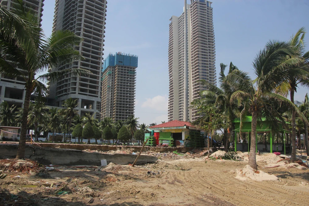 Tại Đà Nẵng, mưa lớn thời gian qua khiến bờ biển sụt lún nghiêm trọng. Ảnh: NGÔ QUANG