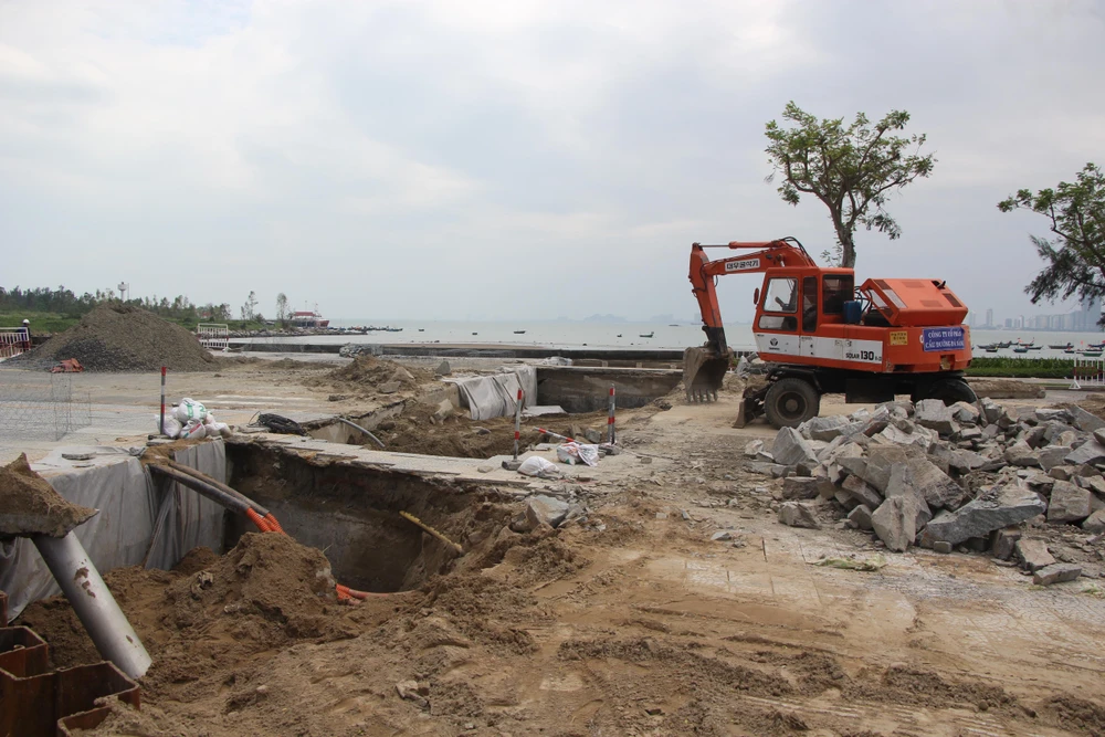 Tuyến đường Hoàng Sa, lực lượng chức năng đang đẩy nhanh tiến độ khắc phục điểm sạt lở này. Ảnh: NGÔ QUANG