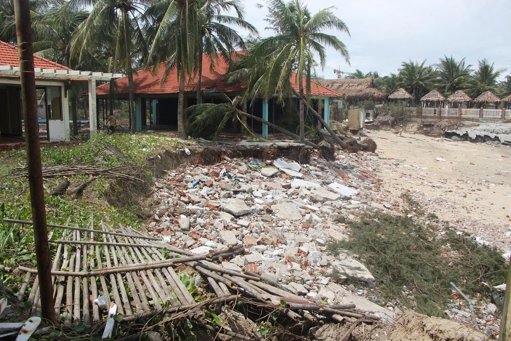 Biển xoáy sâu vào bờ làm nhiều nền móng công trình bên trong bị sạt lở, tạo hàm ếch rộng cả mét. Ảnh: NGÔ QUANG