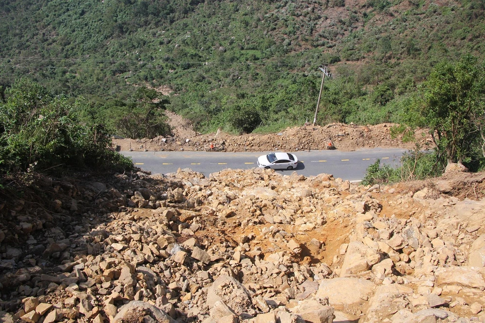 Đất đá đổ xuống, uy hiếp người đi đường. Ảnh: NGÔ QUANG