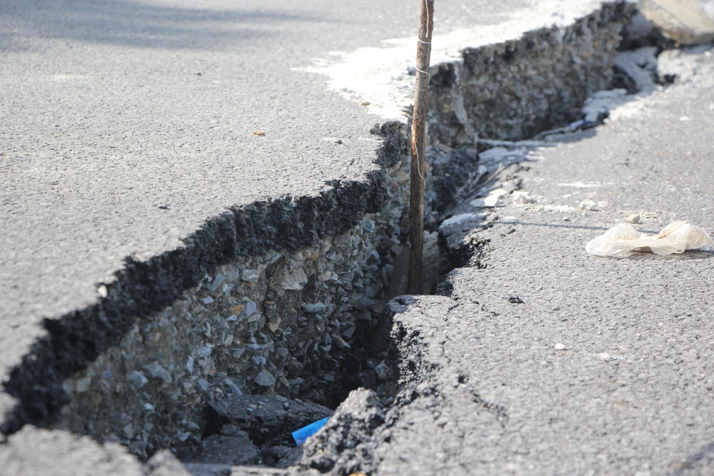 Nền đường bị đứt gãy-Ảnh: NGÔ QUANG