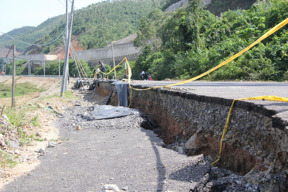 Tuyến ĐT 601 vừa được thảm nhựa trong thời gian ngắn bị sạt lở, vỡ toác và sụt sâu khoảng 1m-Ảnh: NGÔ QUANG