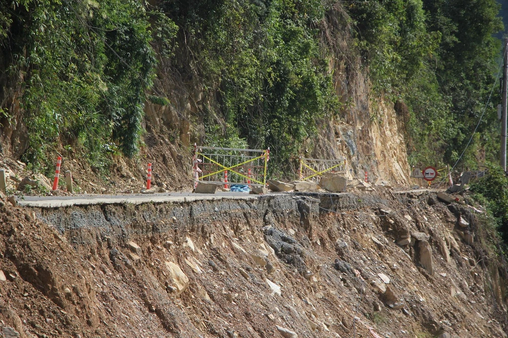 Taluy âm tuyến ĐT 601 bị sạt lở nghiêm trọng-Ảnh: NGÔ QUANG