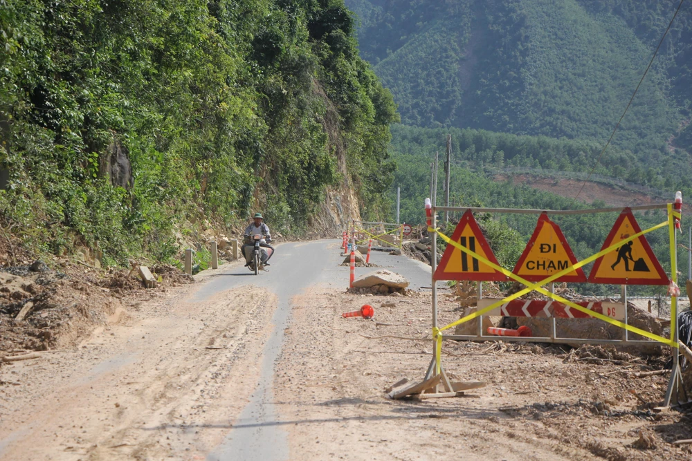 Đơn vị thi công đã dọn dẹp thông tuyến, đặt biển báo để đảm bảo việc lưu thông cho người dân-Ảnh: NGÔ QUANG