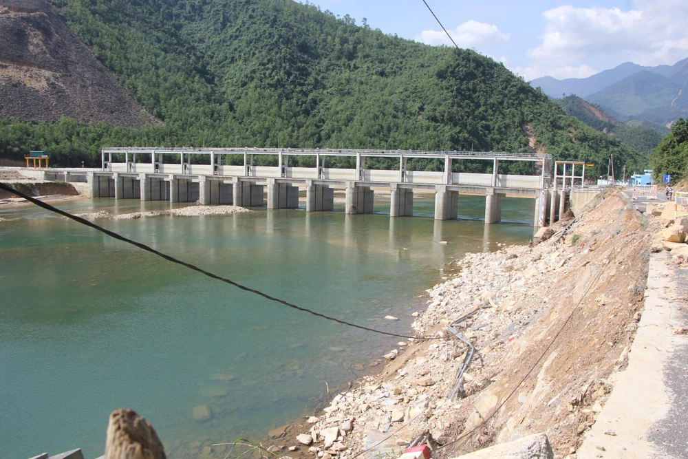 Đoạn chạy qua đập dâng Nhà máy nước Hòa Liên vừa được thảm nhựa nhưng nay cũng bị nứt gãy, trôi xuống lòng hồ-Ảnh: NGÔ QUANG