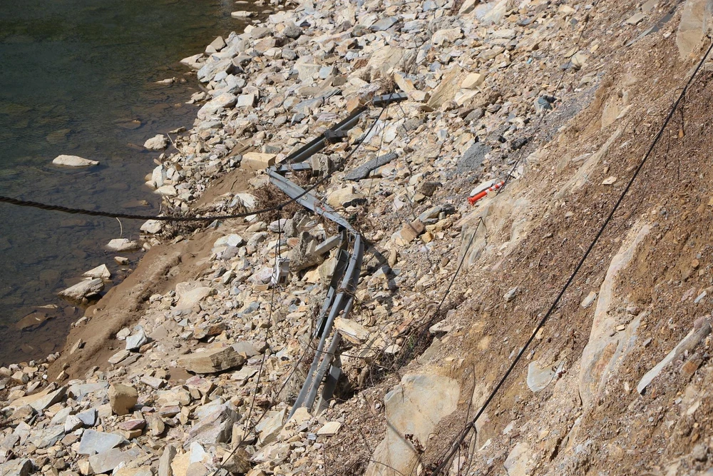 Hệ thống lan can tại điểm này bị sạt lở, rơi xuống khu vực lòng hồ có độ sâu gần 20m-Ảnh: NGÔ QUANG