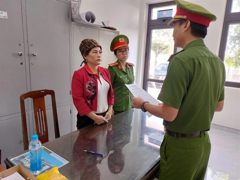 Cơ quan Cảnh sát điều tra Công an huyện Hòa Vang đọc lệnh bắt giữ Phan Thị Kim Cúc. Ảnh: CA