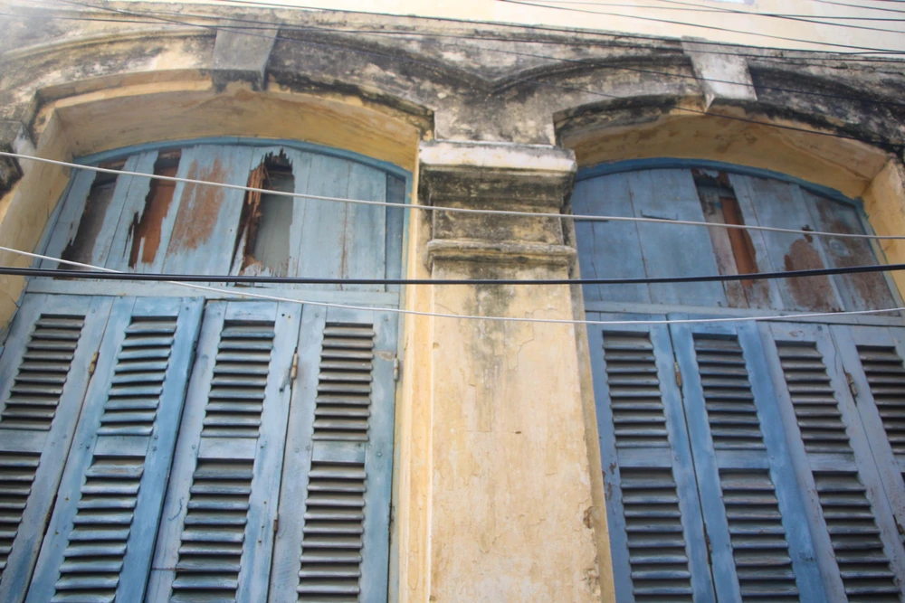 Các cửa sổ hơn 100 năm tuổi thọ đã mục nát.