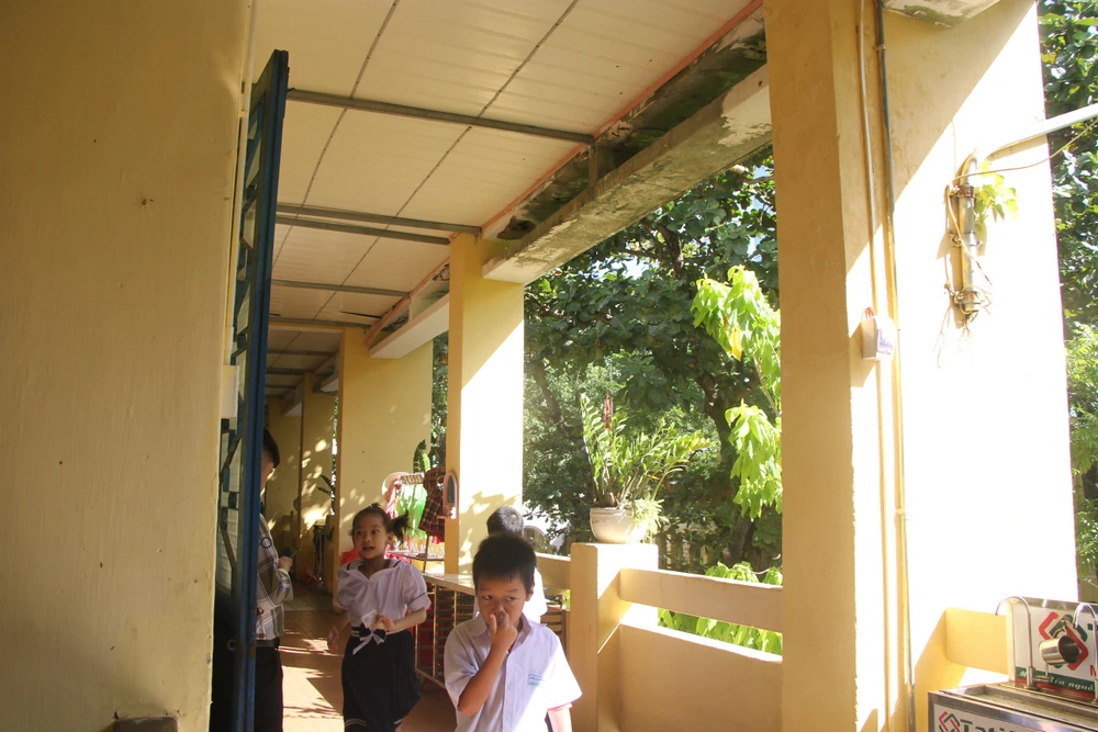 Hành lang, bê tông trần đã rơi rớt nhiều vị trí, để lộ ra khung thép hoen rỉ.