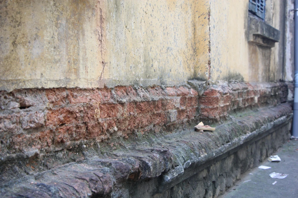 Dãy phòng học phía bắc của trường trải qua hơn 100 năm sử dụng đã xuống cấp.