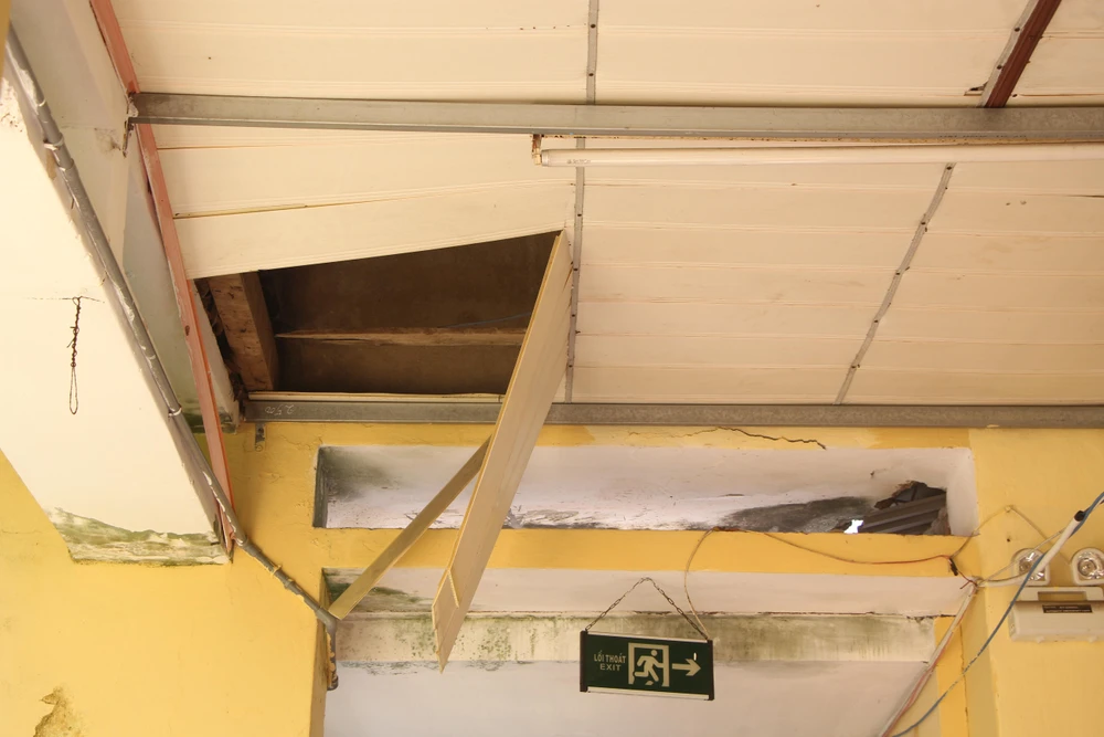 Mỗi khi mưa lớn các tấm la phông lại bị bong ra.