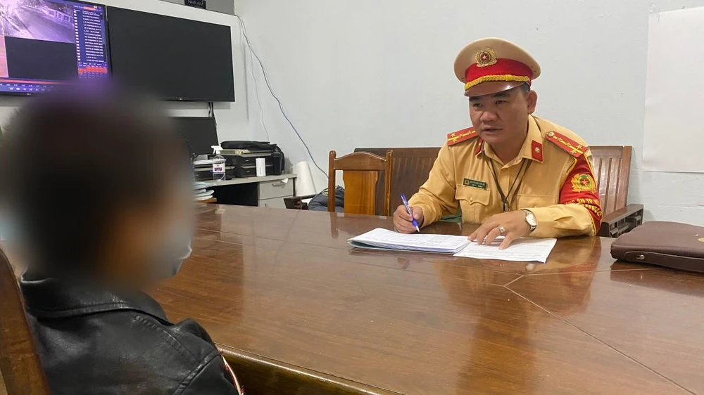 Thiếu niên T tại cơ quan điều tra. Ảnh: CA