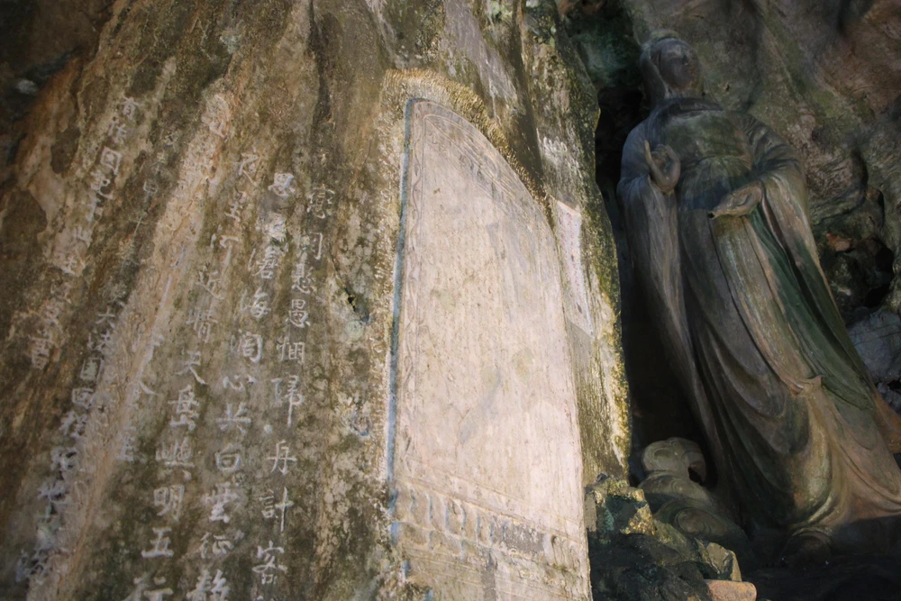 Đây là các tác phẩm trên đá độc đáo, nhiều kiểu chữ viết như Chân, Hành, Thảo, Triện, Lệ…Ảnh: NGÔ QUANG